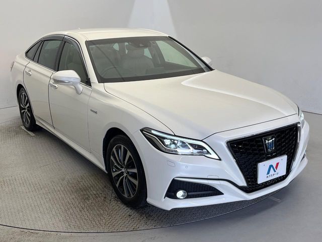 CROWN sedan hybrid