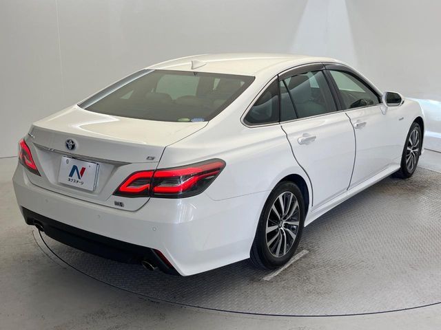 CROWN sedan hybrid
