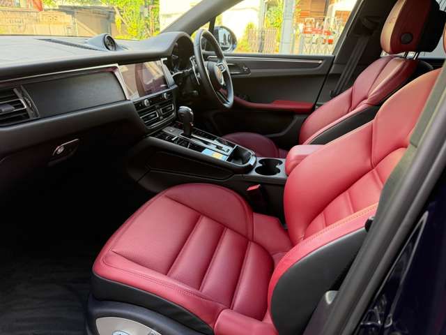 PORSCHE Macan
