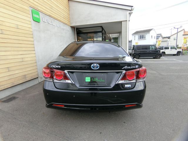 CROWN sedan hybrid