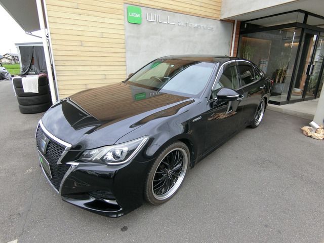CROWN sedan hybrid