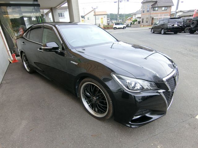 CROWN sedan hybrid