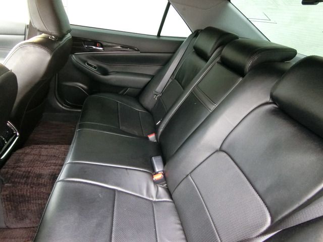CROWN sedan hybrid