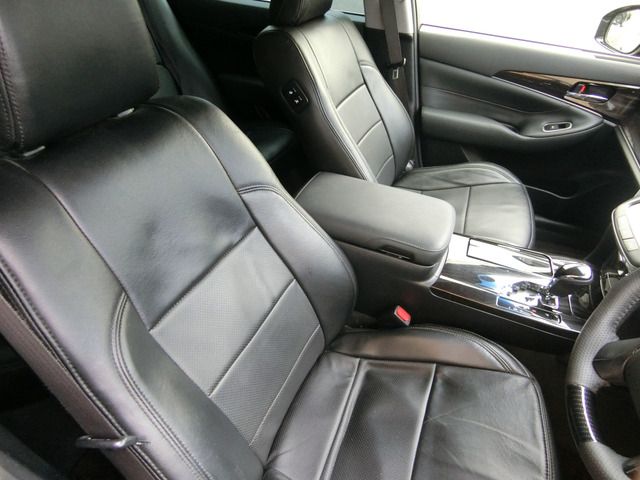 CROWN sedan hybrid
