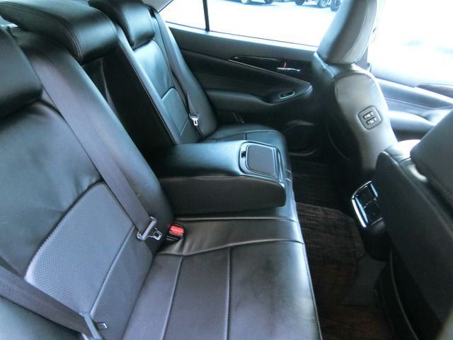 CROWN sedan hybrid