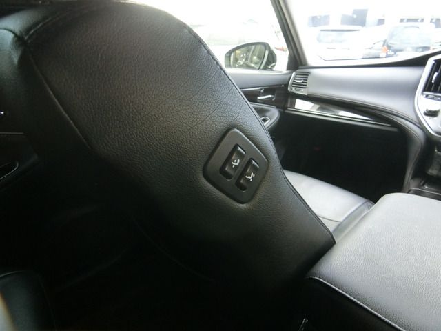 CROWN sedan hybrid