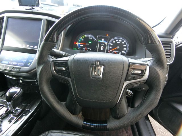 CROWN sedan hybrid