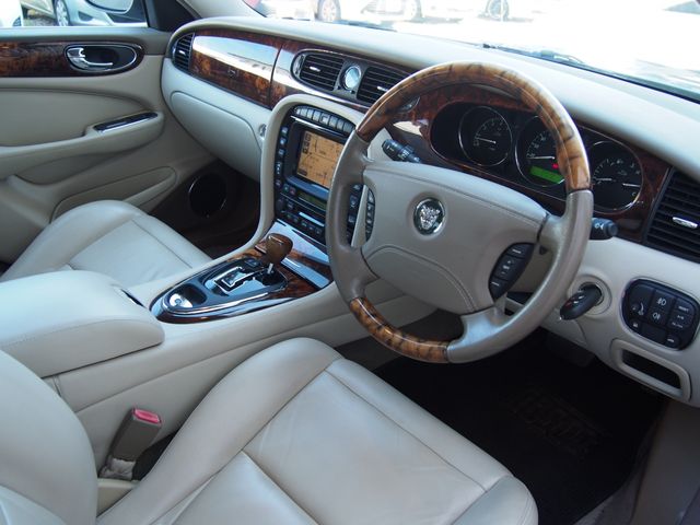 JAGUAR XJseries sedan