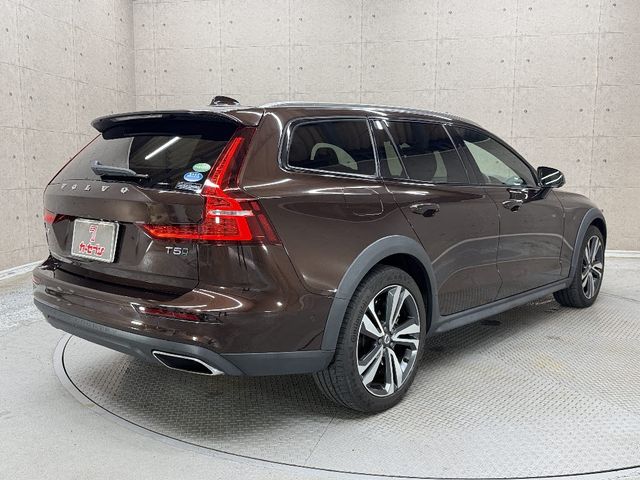 VOLVO V60 CROSS COUNTRY