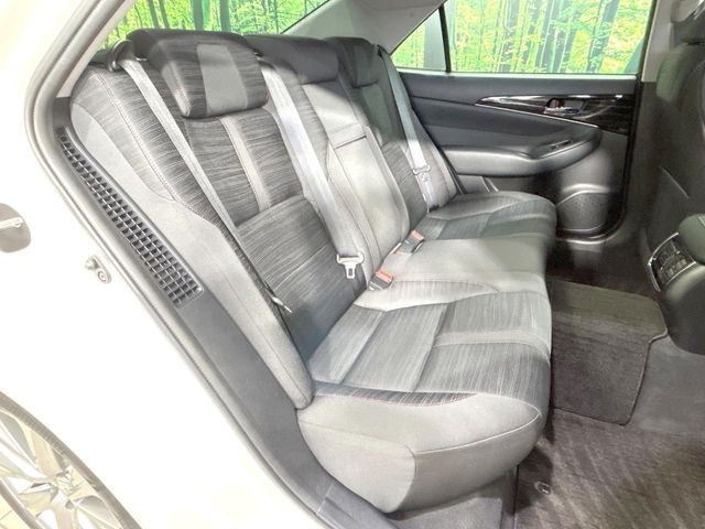 CROWN sedan hybrid