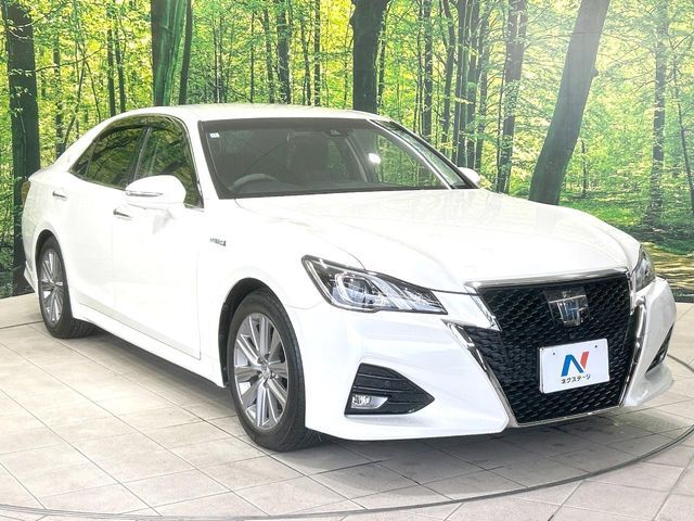 CROWN sedan hybrid