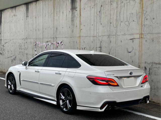 CROWN sedan hybrid