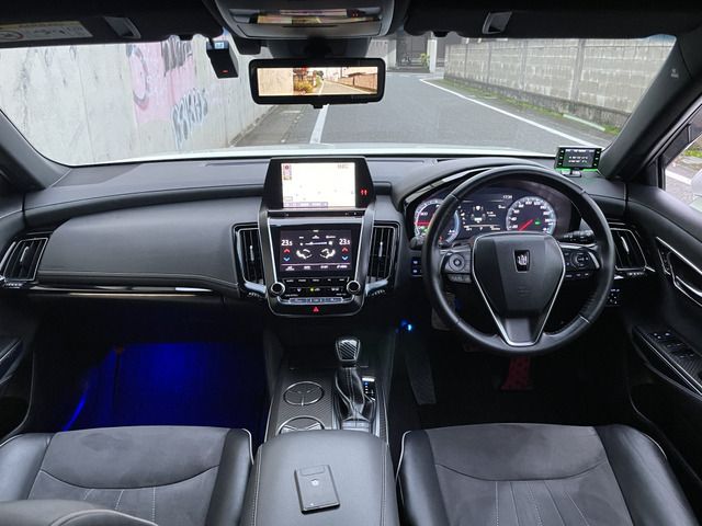 CROWN sedan hybrid