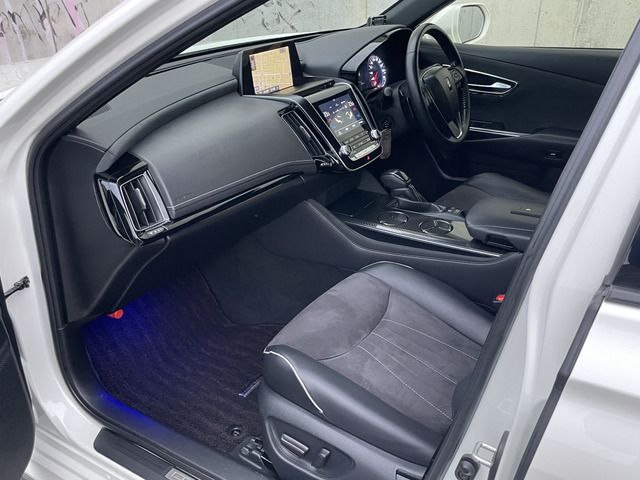 CROWN sedan hybrid