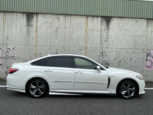 CROWN sedan hybrid