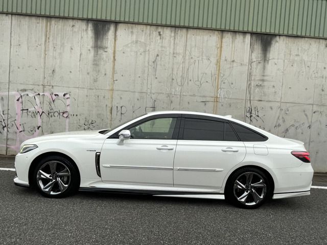 CROWN sedan hybrid
