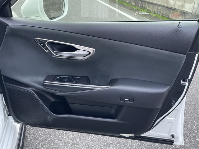 CROWN sedan hybrid
