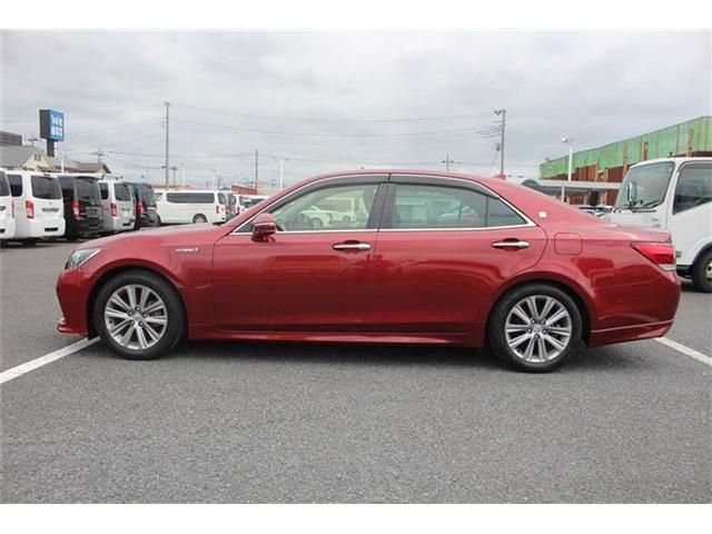 CROWN sedan hybrid