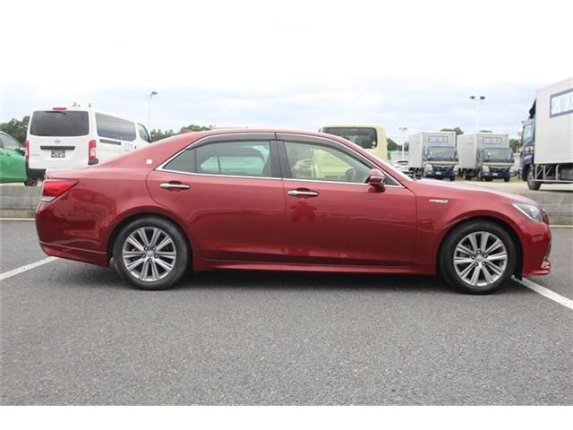 CROWN sedan hybrid