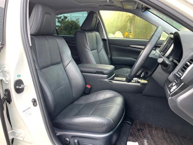 CROWN sedan