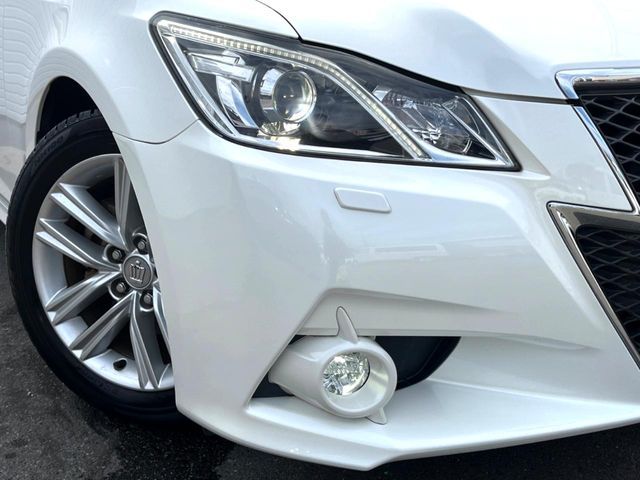 CROWN sedan