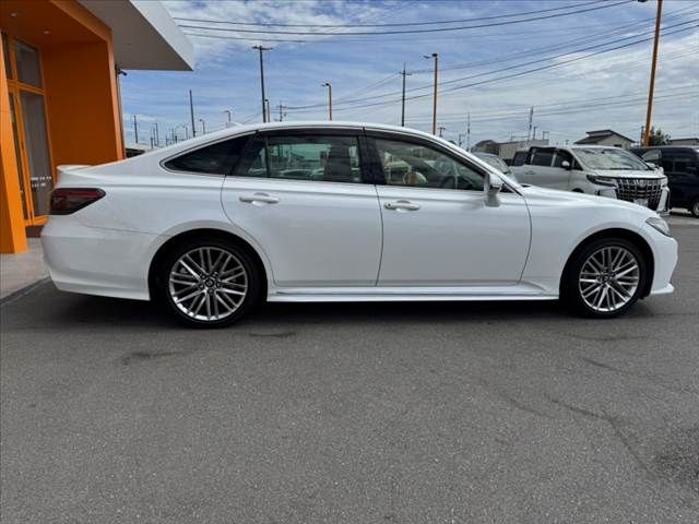 CROWN sedan hybrid