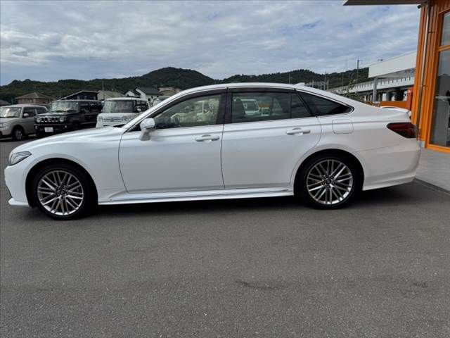 CROWN sedan hybrid