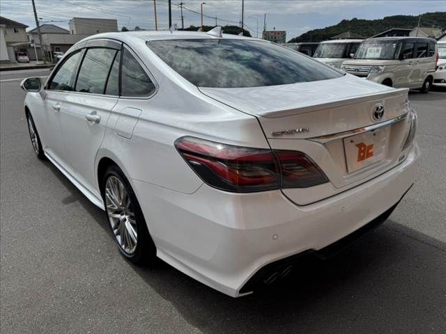 CROWN sedan hybrid