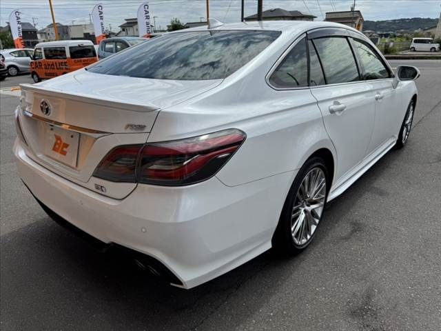 CROWN sedan hybrid