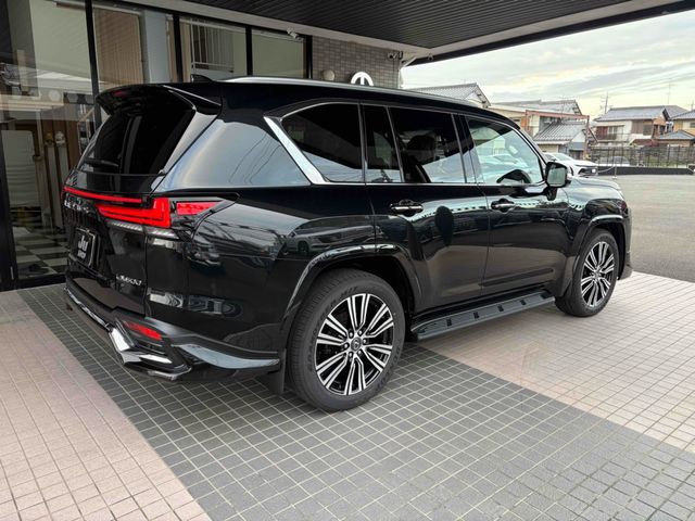 LEXUS LX600