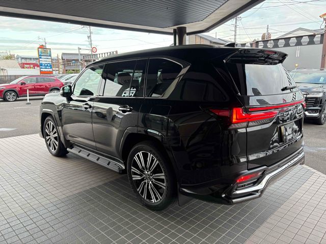 LEXUS LX600