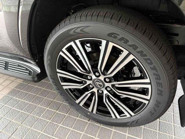 LEXUS LX600