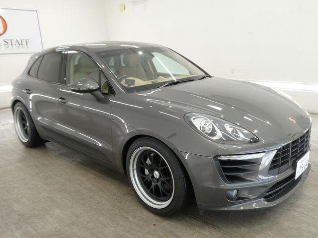 PORSCHE Macan