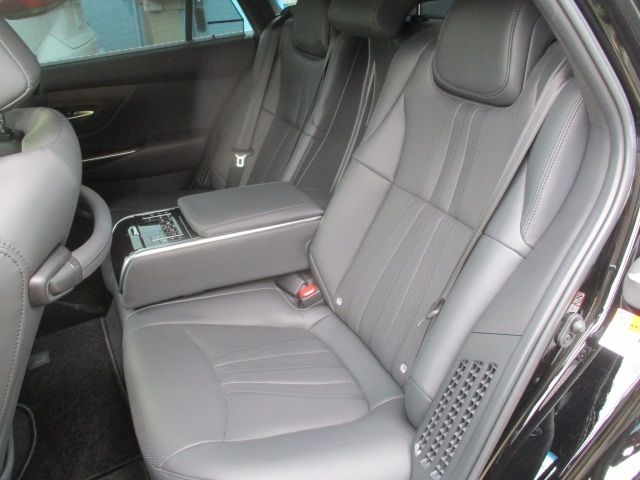 CROWN sedan hybrid 4WD