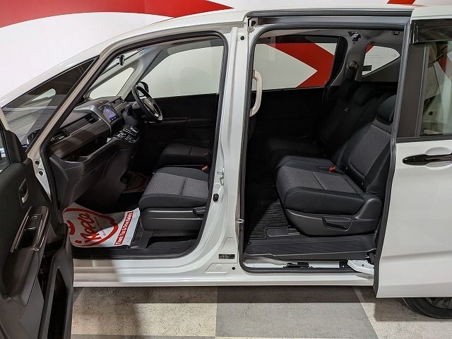 FREED plus HYBRID 4WD
