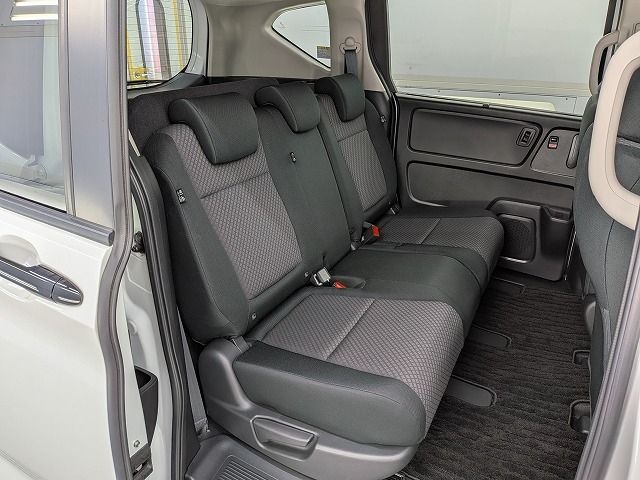 FREED plus HYBRID 4WD