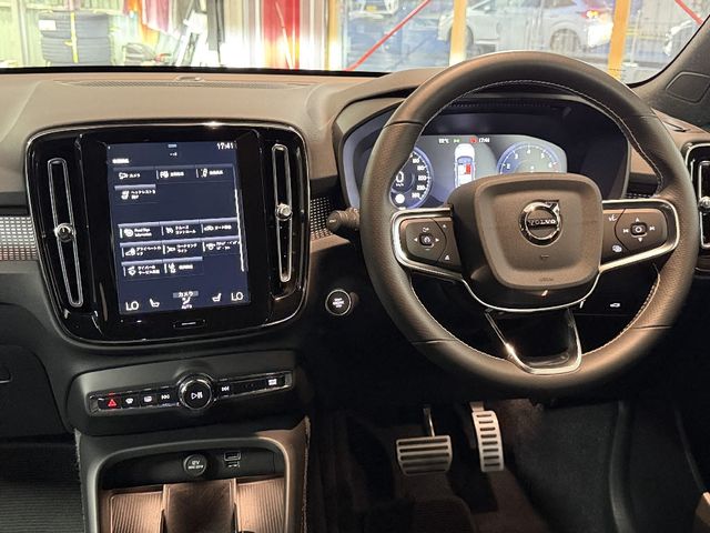 VOLVO XC40