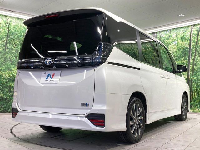 VOXY HYBRID
