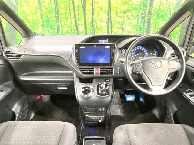 VOXY HYBRID