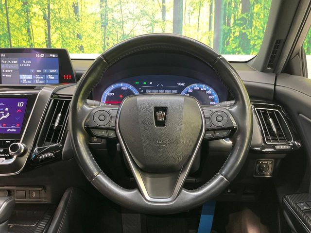 CROWN sedan hybrid