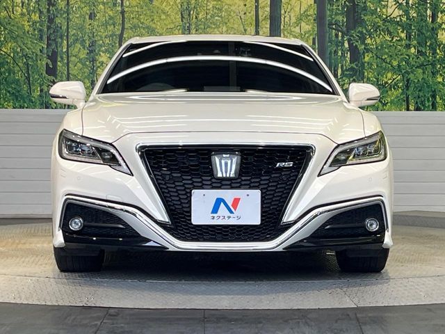 CROWN sedan hybrid