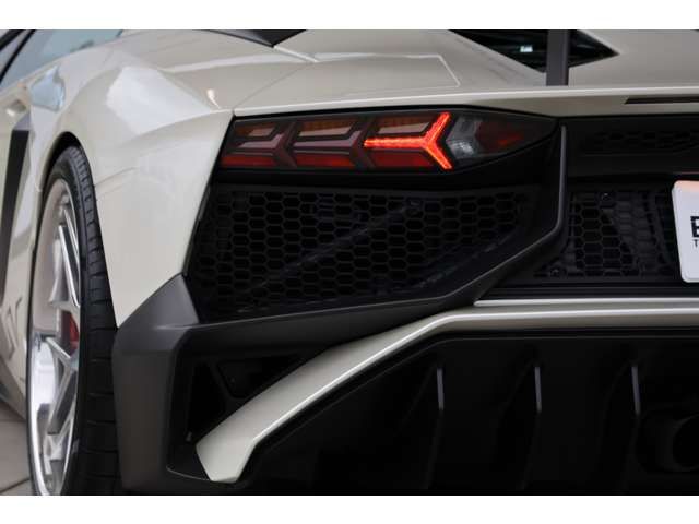 LAMBORGHINI Aventador Roadster