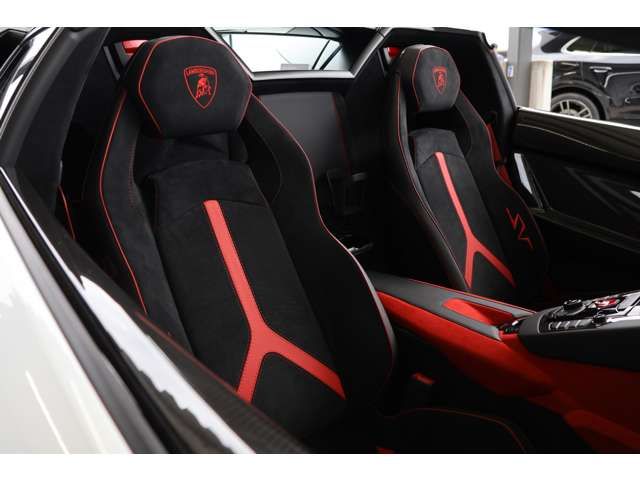 LAMBORGHINI Aventador Roadster