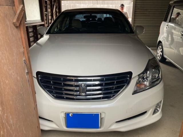 CROWN sedan