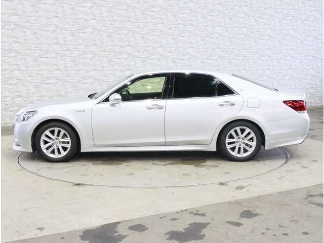 CROWN sedan hybrid