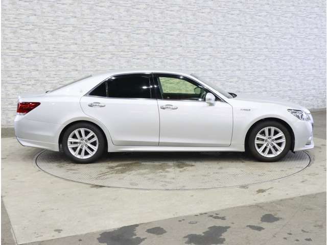 CROWN sedan hybrid
