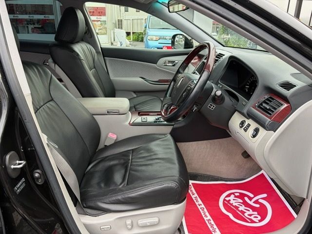 CROWN sedan