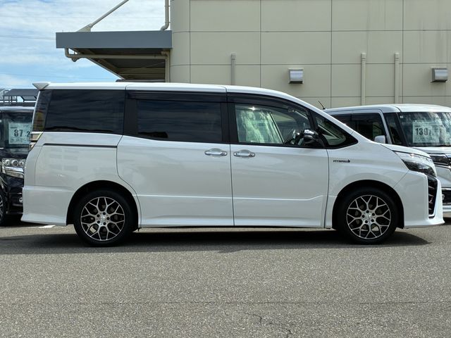 VOXY HYBRID