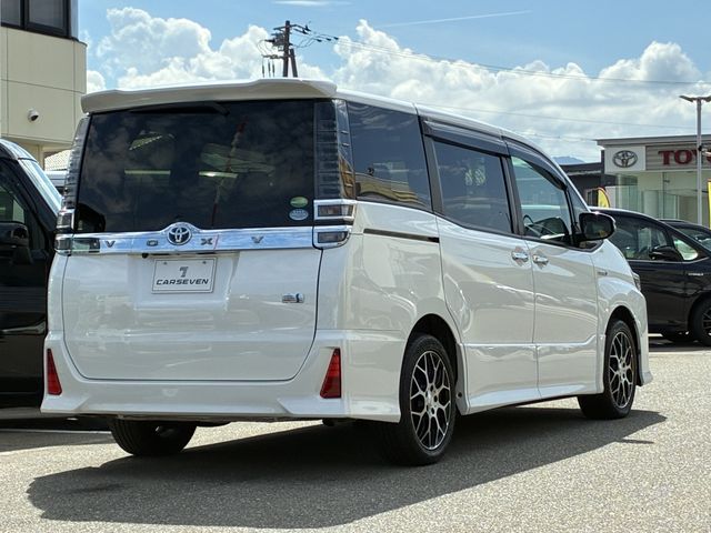 VOXY HYBRID