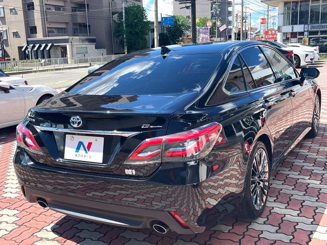 CROWN sedan hybrid